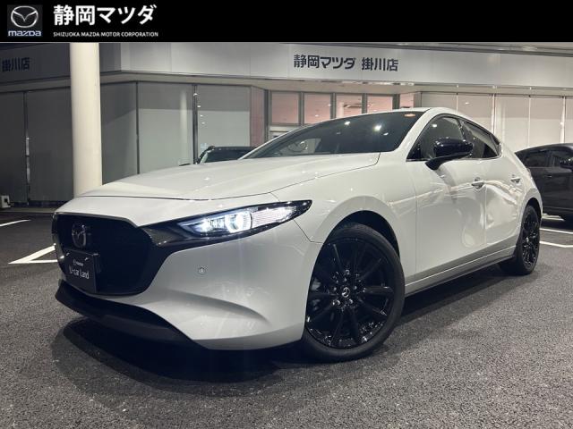 ＭＡＺＤＡ３ ＸＤドライブエディション　ＡＷＤ衝突被害軽減ブレーキ　交通標識認識システム　車線逸脱警報機能　レーダークルーズコントロール　ＡＴ誤発進抑制制御　ナビゲーション　３６０°ビューモニター　シートヒーター　電動シート　１８インチアルミホイール